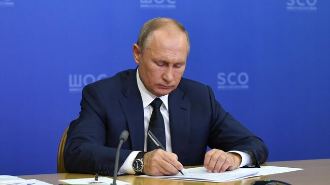 Президент РФ Владимир Путин проводит в режиме видеоконференции заседание Совета глав государств - членов ШОС