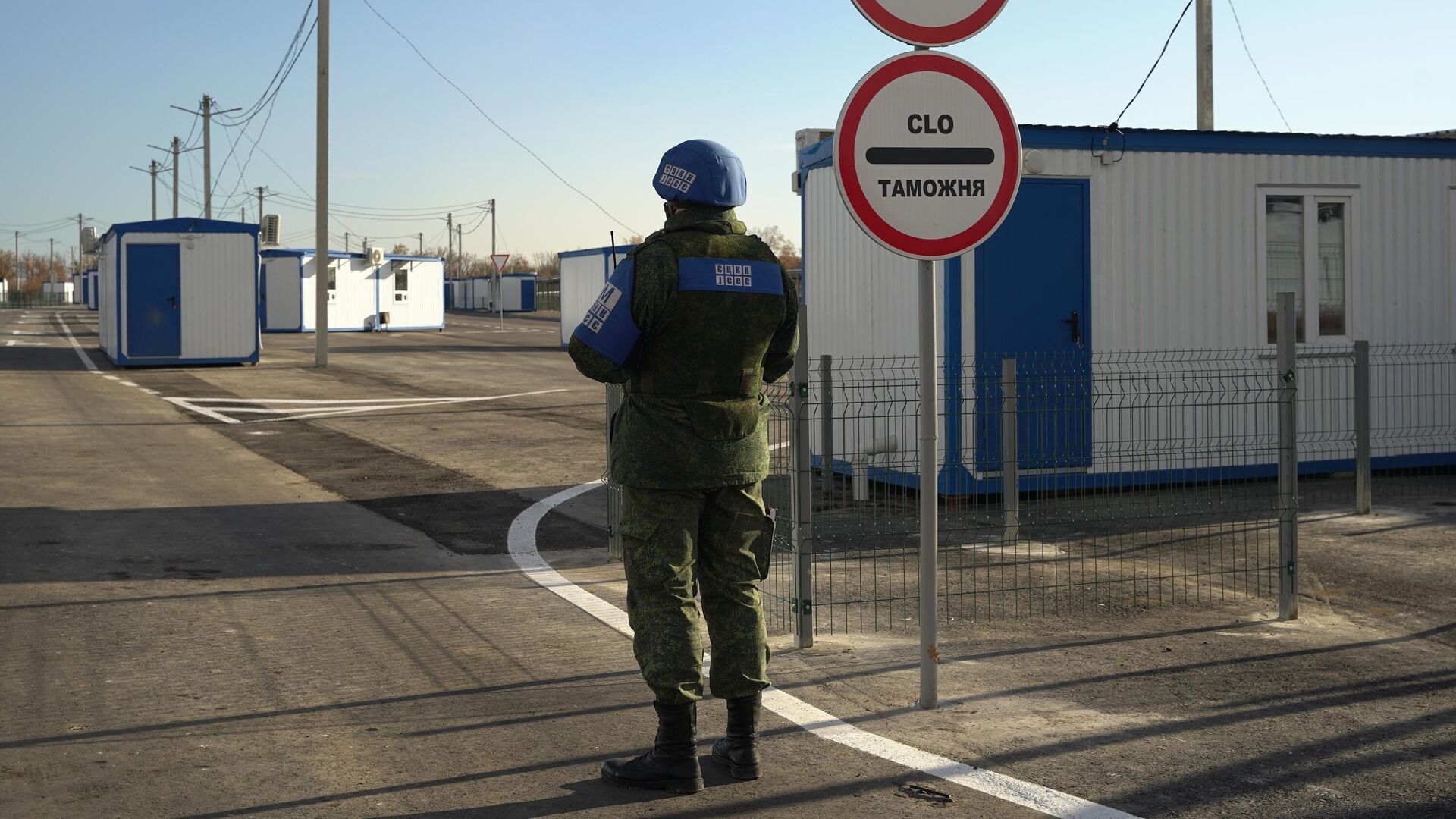 Сотрудник СЦКК на контрольном пункте въезда-выезда Луганск - Счастье у линии соприкосновения в Донбассе - РИА Новости, 1920, 05.09.2021