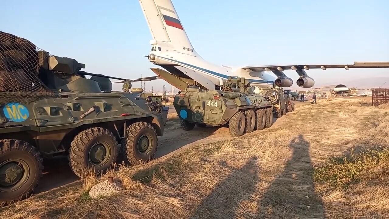 Разгрузка и выдвижение миротворцев ВС РФ, прибывших для урегулирования ситуации в Нагорном Карабахе, на аэродроме Эребуни в Армении. Стоп-кадр видео - РИА Новости, 1920, 11.11.2020