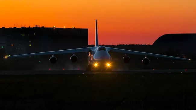 Самолет Ил-76 вылетает с аэродрома Ульяновск-Восточный