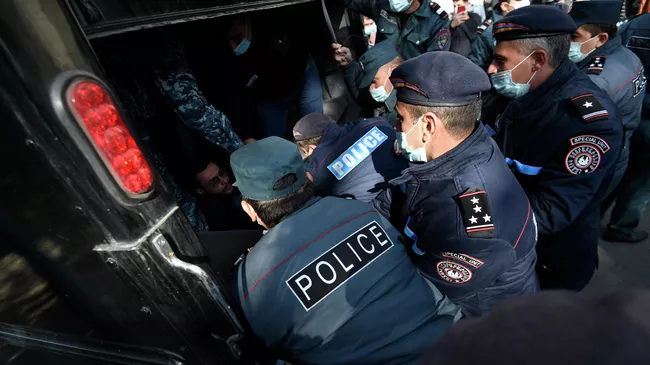 Сотрудники правоохранительных органов задерживают участника митинга оппозиции на площади Свободы в Ереване