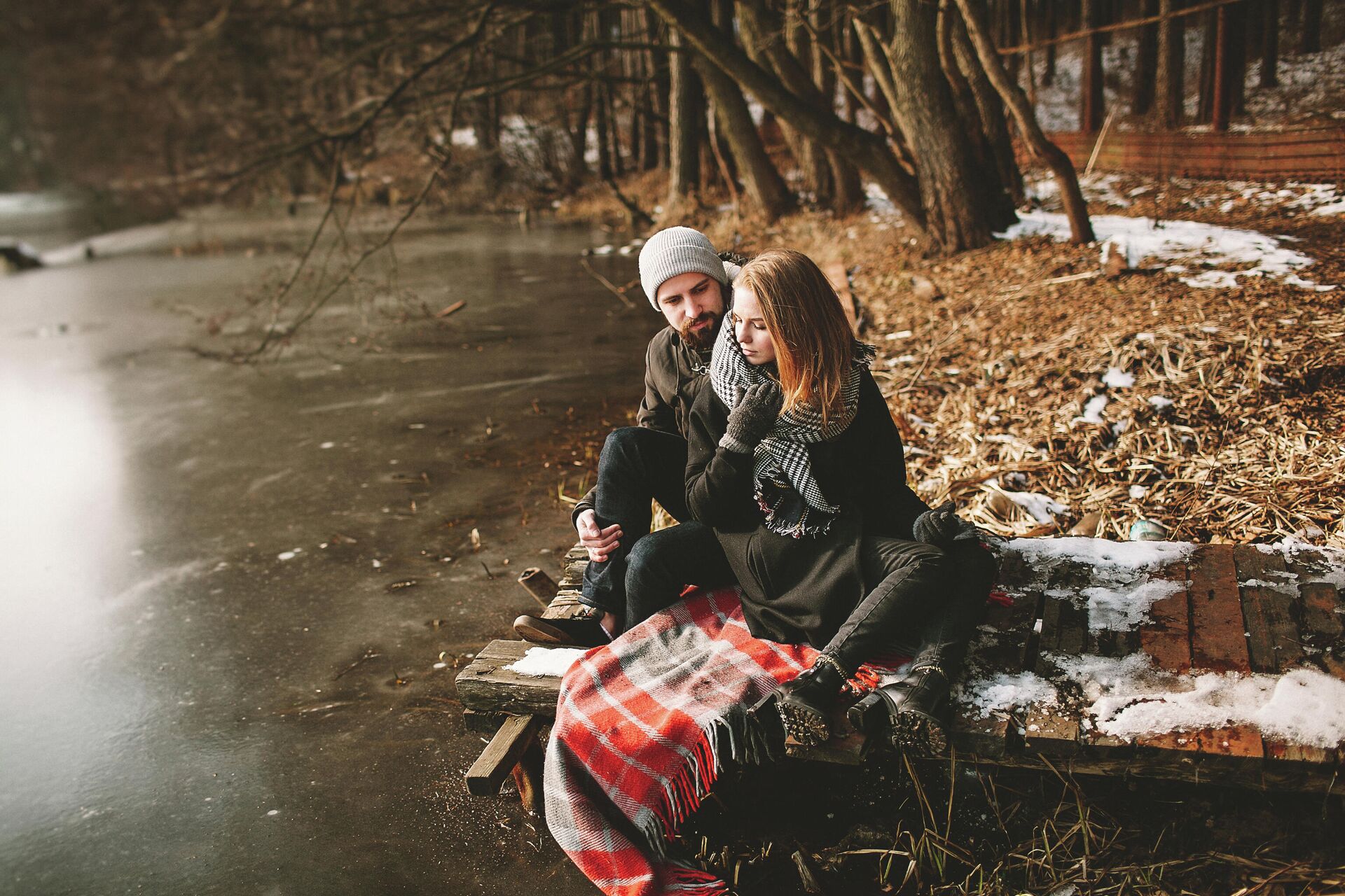 Молодая пара сидит на старом пирсе у замерзшего озера - РИА Новости, 1920, 16.12.2022