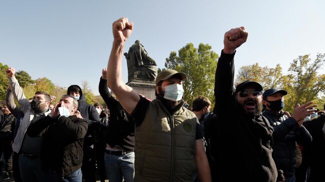 Участники митинга на площади Свободы в Ереване