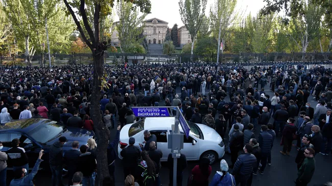 Участники митинга оппозиции в Ереване