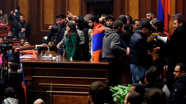 Участники акции протеста в одном из залов в здании парламента Армении в Ереване