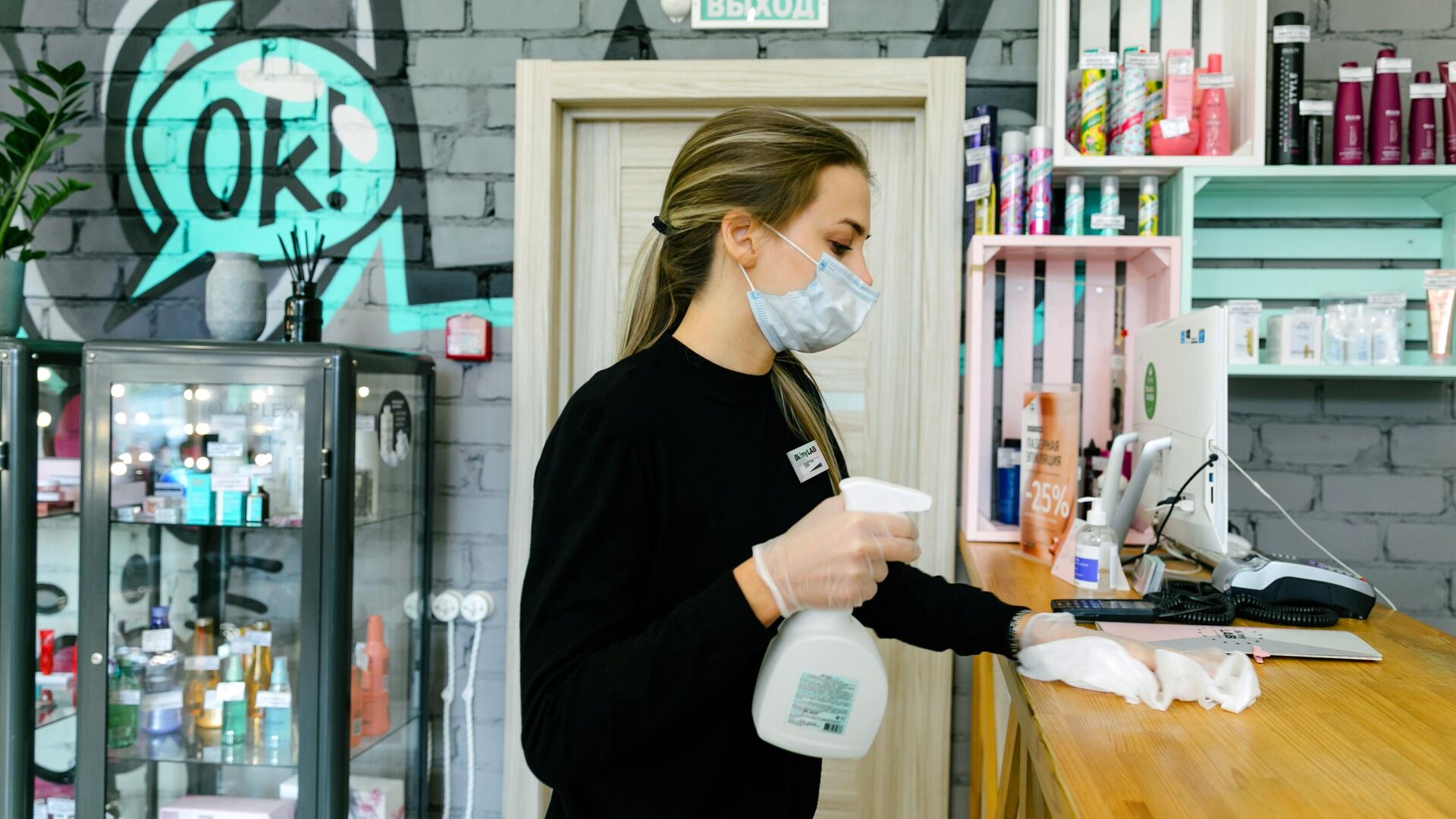 Администратор студии красоты Oh my lab в Иванове проводит дезинфекцию - РИА Новости, 1920, 12.11.2020