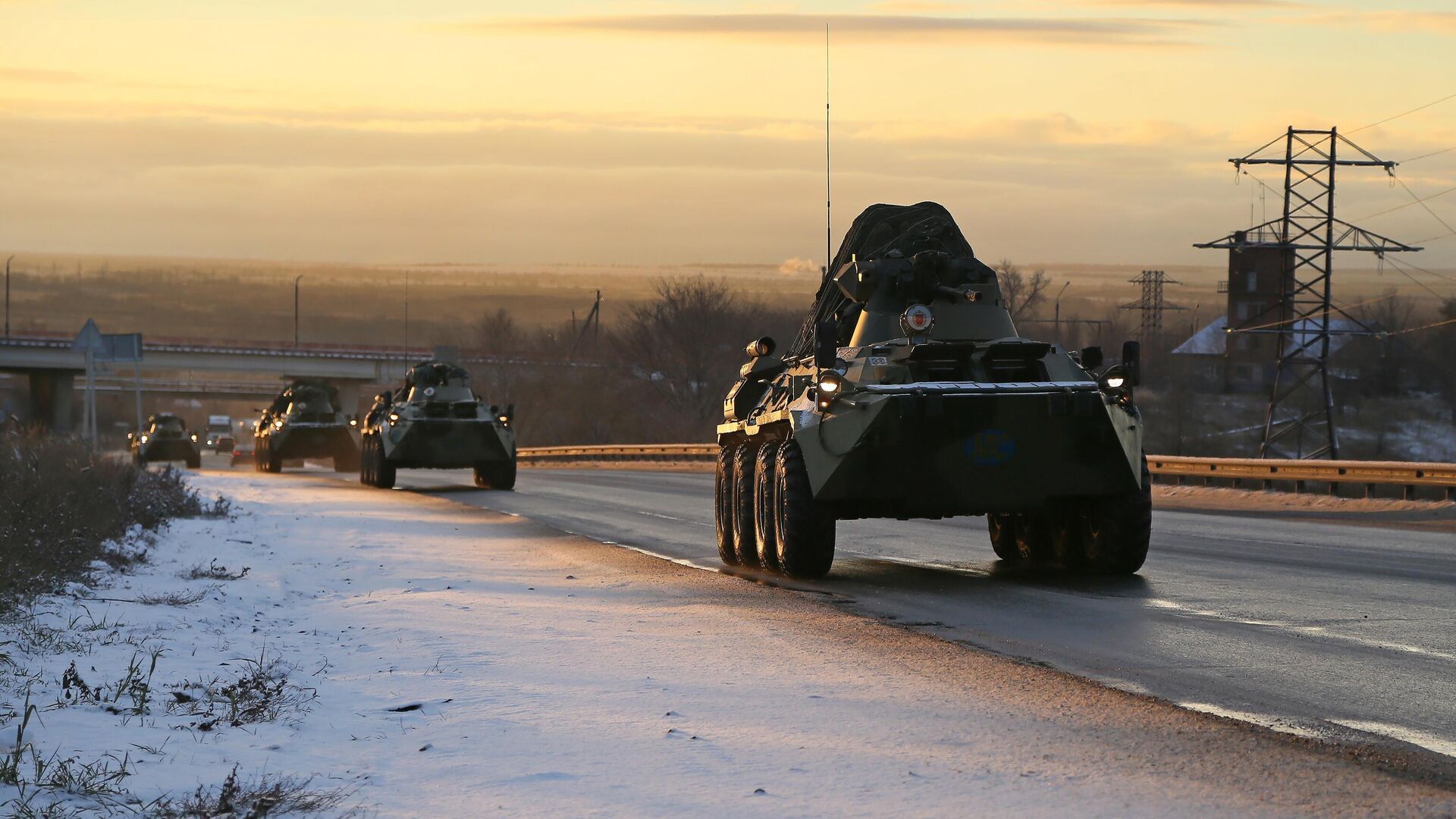 Колонна военной техники российских миротворцев в Самарской области на пути в Нагорный Карабах - РИА Новости, 1920, 12.11.2020