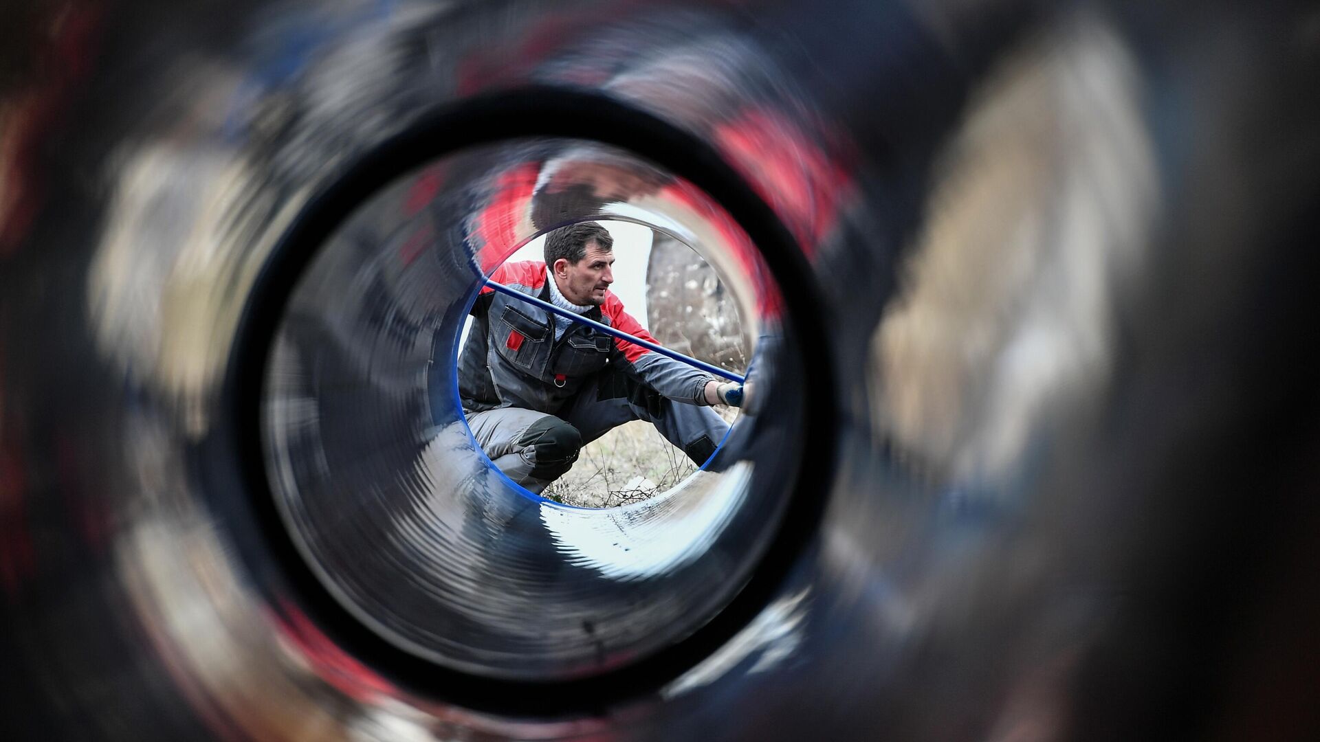 Рабочий во время укладки труб нового водовода. Архивное фото - РИА Новости, 1920, 21.09.2023