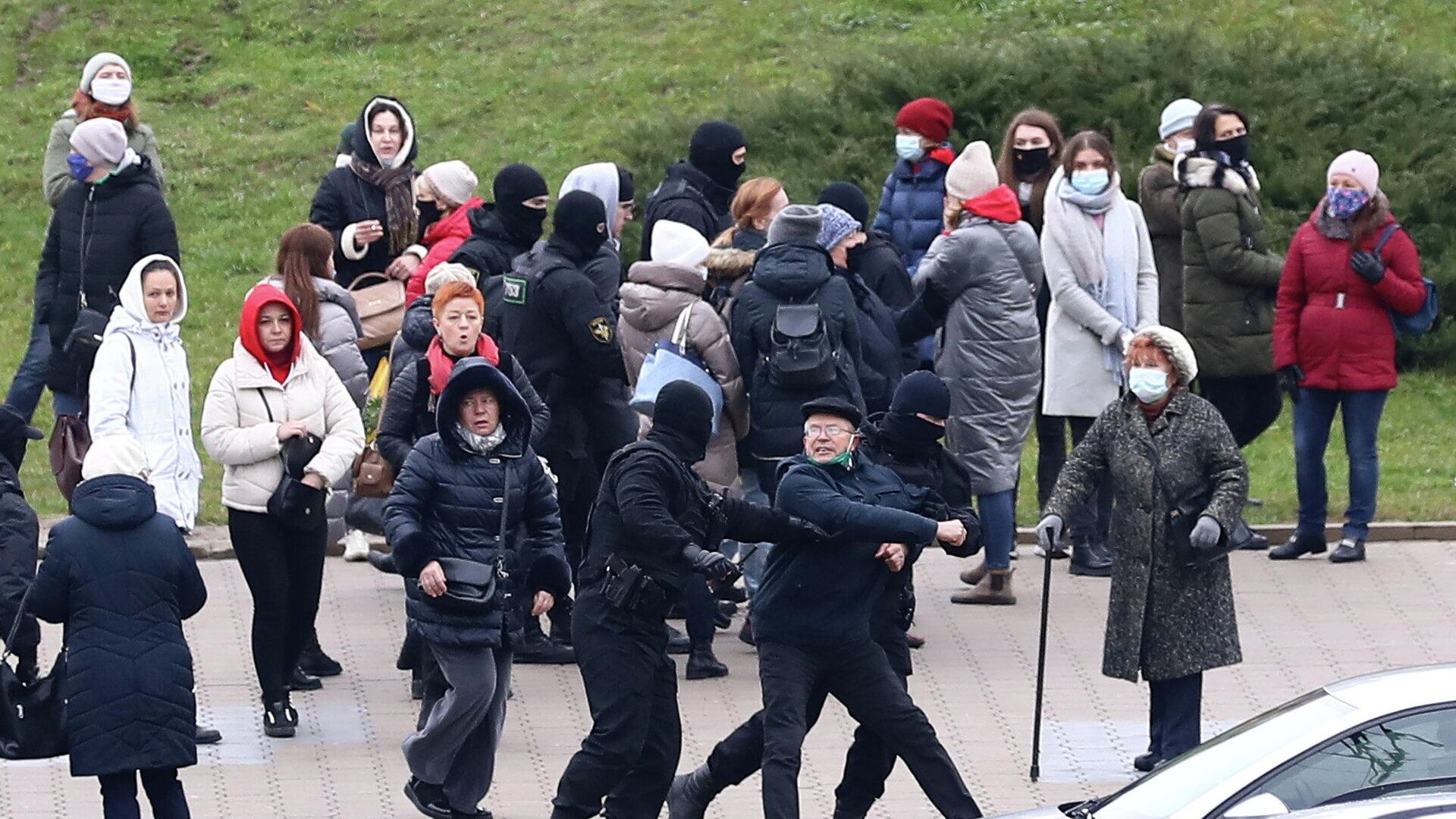 Сотрудники правоохранительных органов задерживают участников несанкционированной акции протеста в Минске - РИА Новости, 1920, 22.11.2020