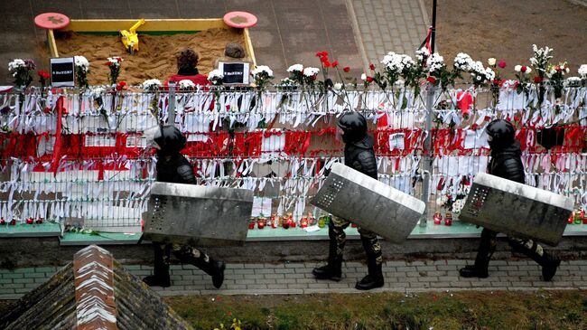 Сотрудники правоохранительных органов во время акции протеста у народного мемориала в память о погибшем 12 ноября жителе белорусской столицы Романе Бондаренко на Площади перемен в Минске