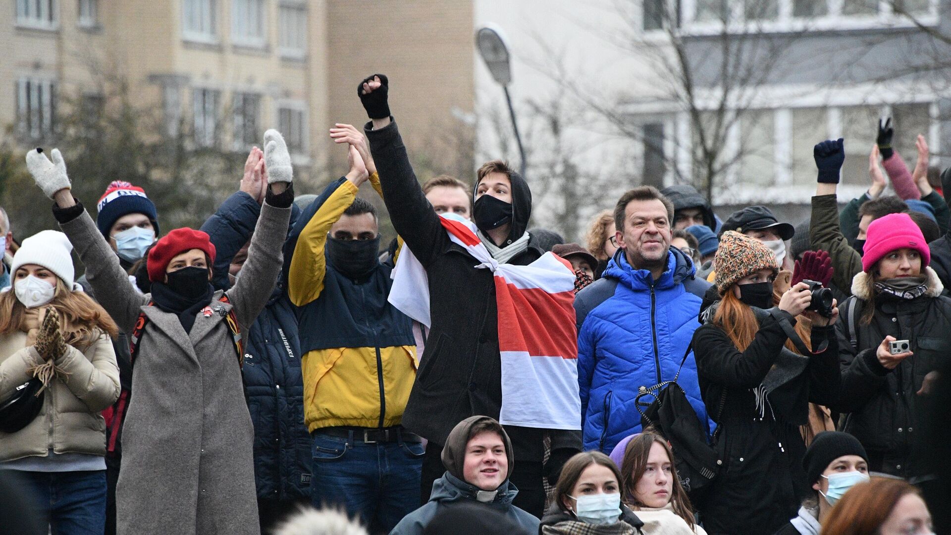 Участники акции протеста у народного мемориала в память о погибшем 12 ноября жителе белорусской столицы Романе Бондаренко - РИА Новости, 1920, 15.11.2020