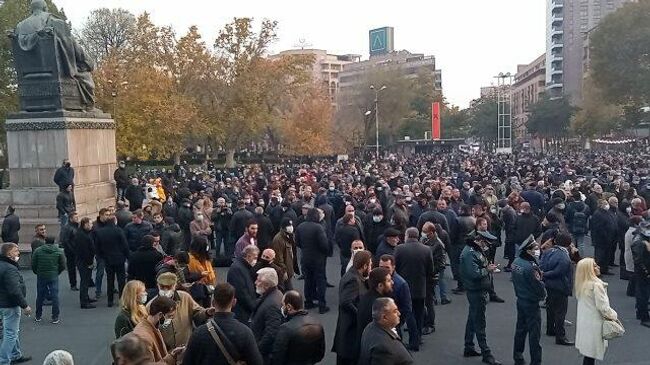 Кадры митинга у академического театра в Ереване