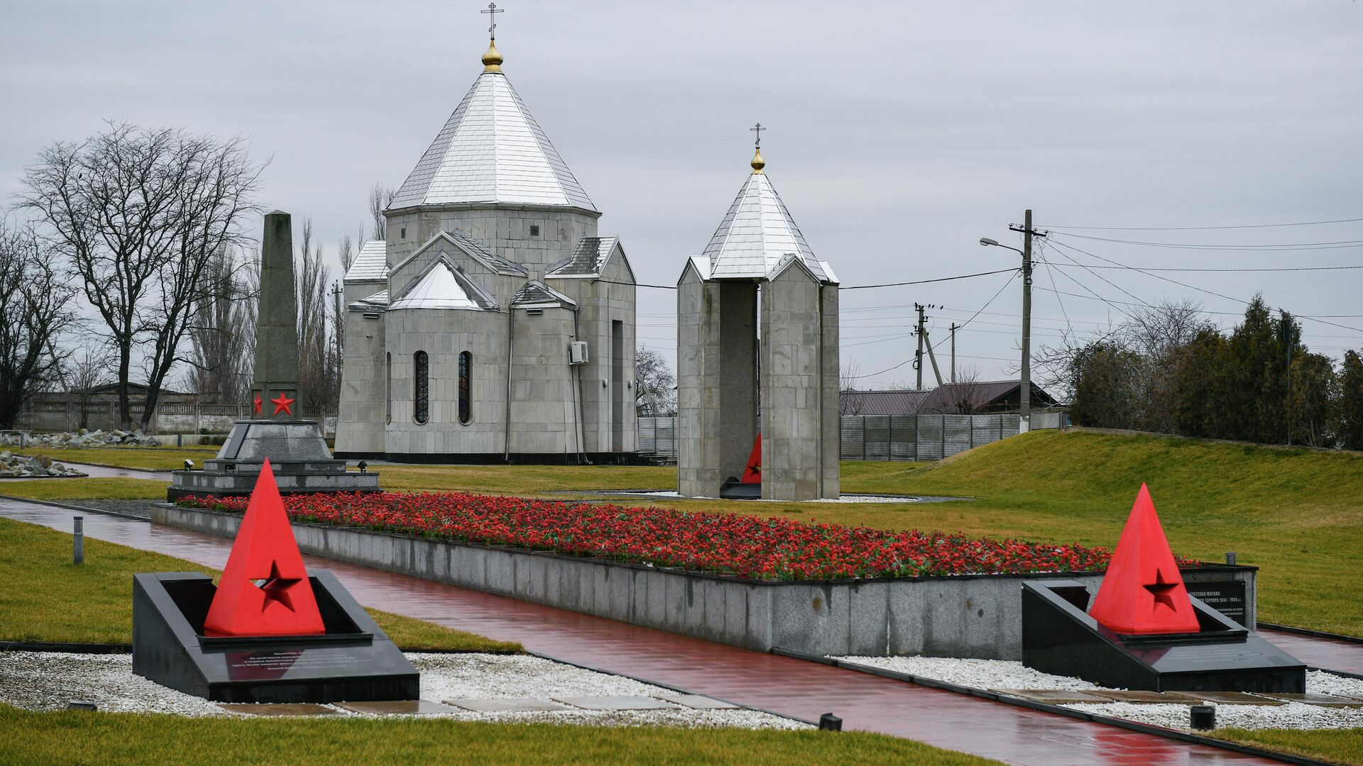 Мемориал жертвам фашистской оккупации Крыма 1941-1944 гг. Концлагерь Красный в селе Мирное  - РИА Новости, 1920, 07.05.2021