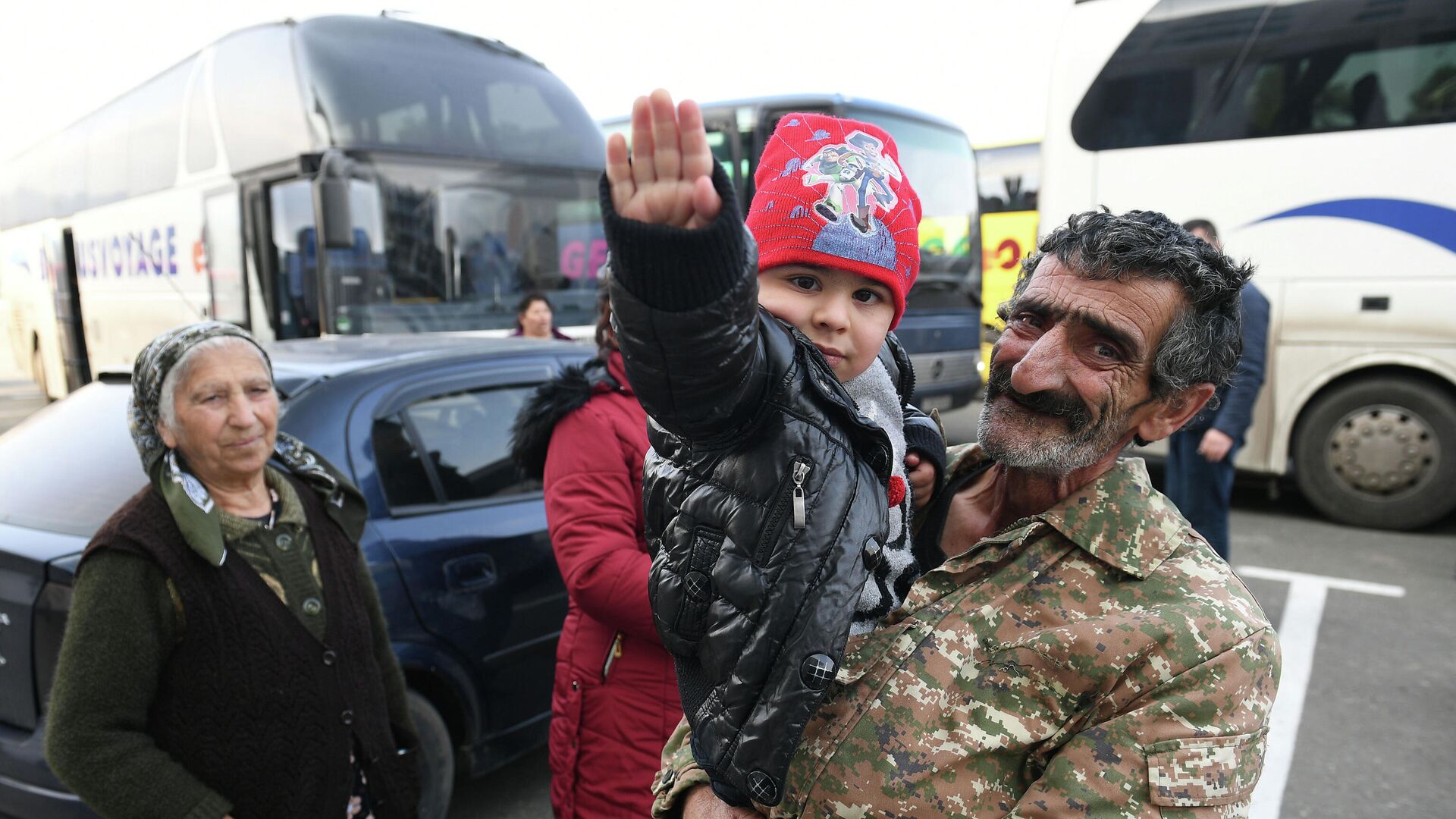 Беженцы из Степанакерта перед возвращением домой Беженцы из Степанакерта перед возвращением домой - РИА Новости, 1920, 19.11.2020