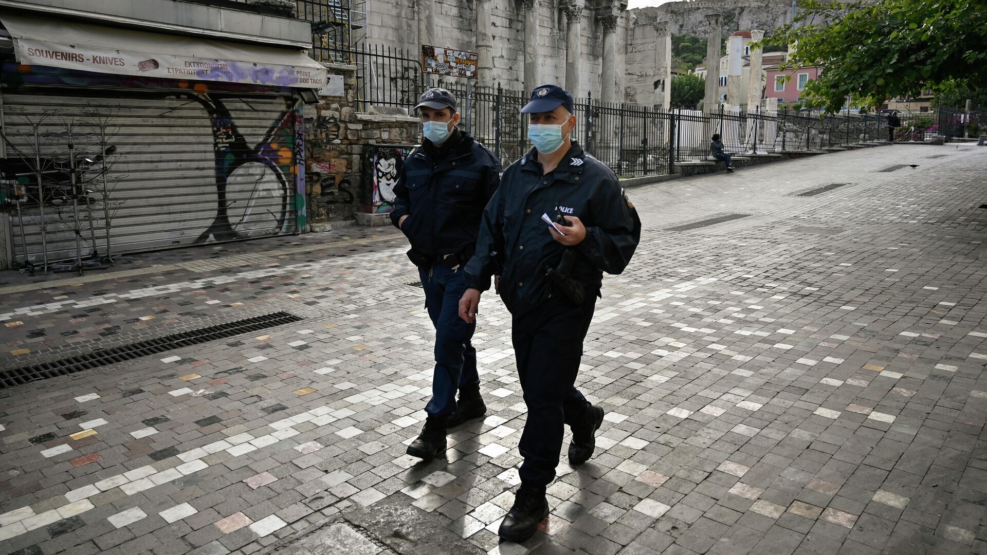 Полицейские патрулируют закрытый археологический объект Библиотеку Адриана в центре Афин - РИА Новости, 1920, 31.12.2020
