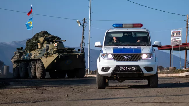 Военная техника российских миротворческих сил на участке дороги Лачинского коридора