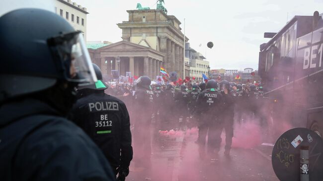 Разгон протестующих возле здания Рейхстага в Берлине