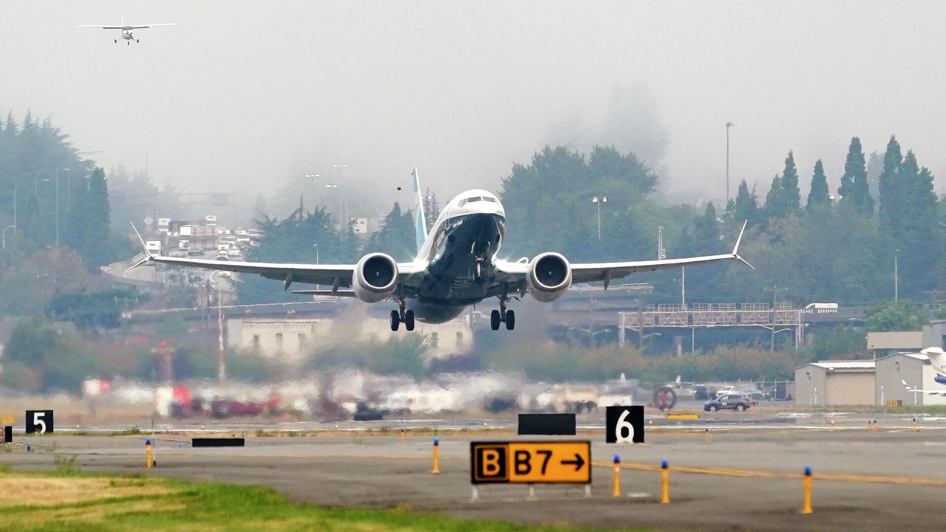 Самолет Boeing 737 MAX во время тестового полета в Boeing Field в Сиэтле - РИА Новости, 1920, 20.06.2021