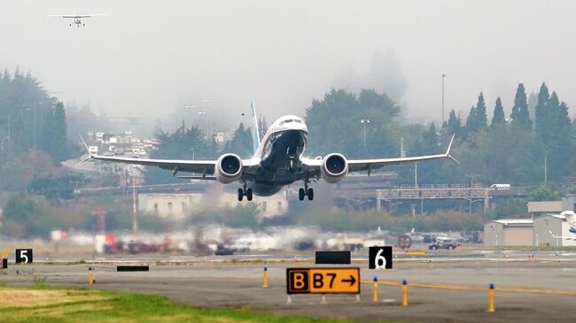 Самолет Boeing 737 MAX во время тестового полета в Boeing Field в Сиэтле