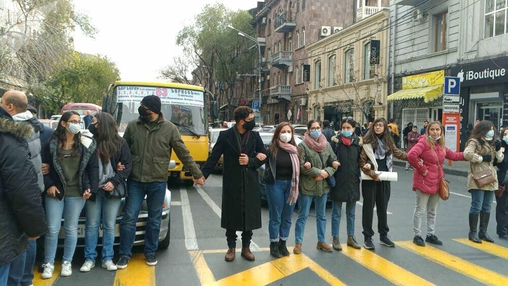 Протестующие перекрывают улицу в Ереване - РИА Новости, 1920, 19.11.2020