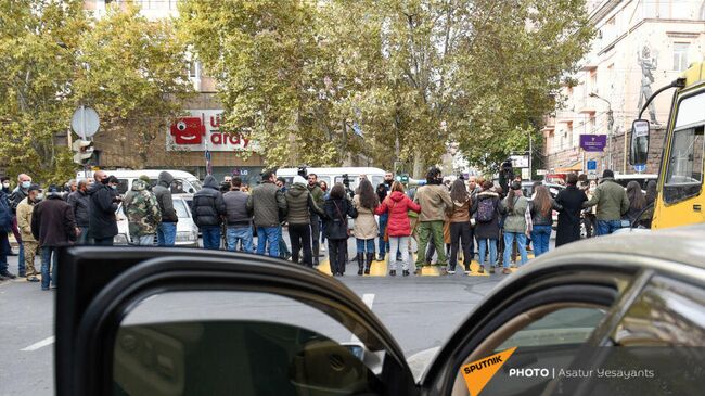 Протестующие перекрывают улицу в Ереване