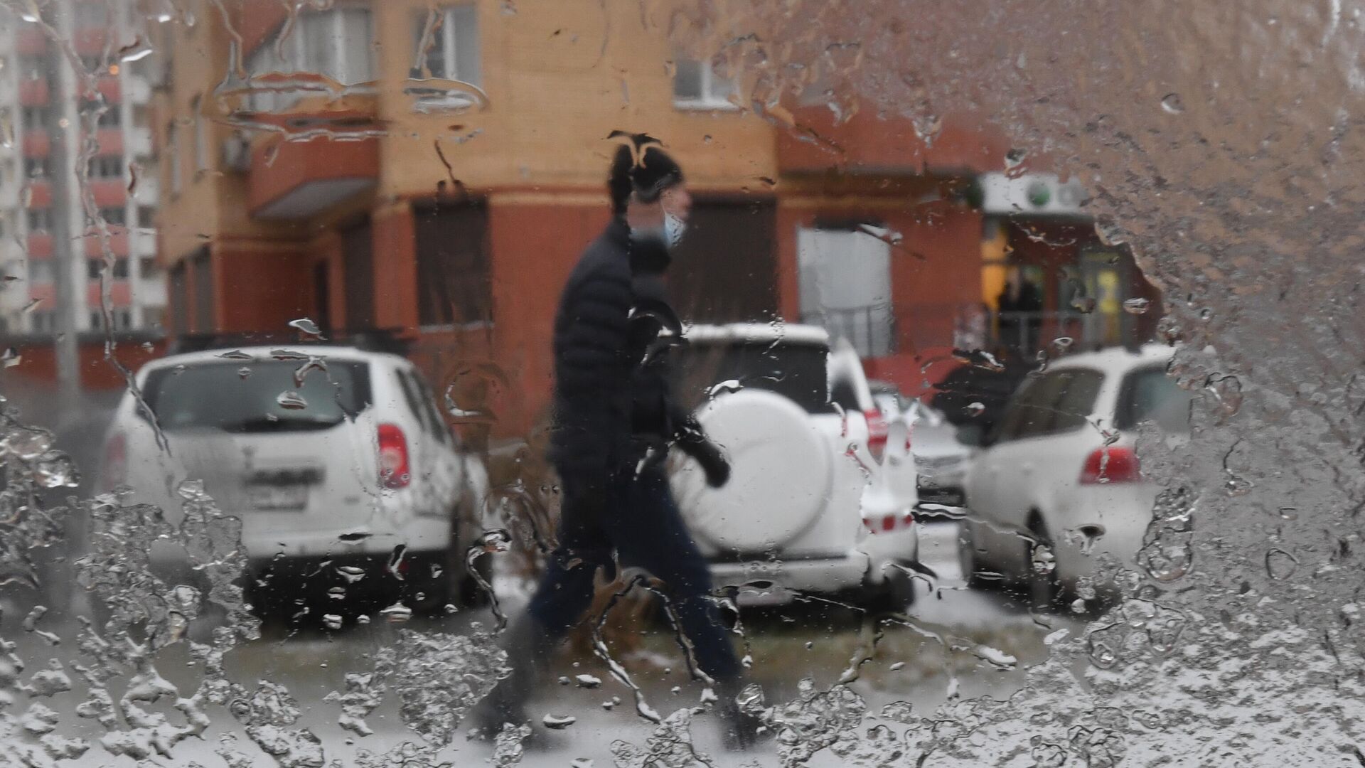 Вид через стекло автомобиля, которое покрыто тонким слоем льда после прошедшего ледяного дождя в Москве - РИА Новости, 1920, 14.02.2022