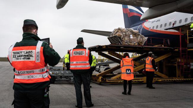 Российская вакцина от коронавируса Спутник V доставлена в Венгрию для клинических исследований