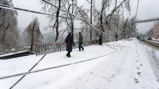 Последствия снежного циклона во Владивостоке