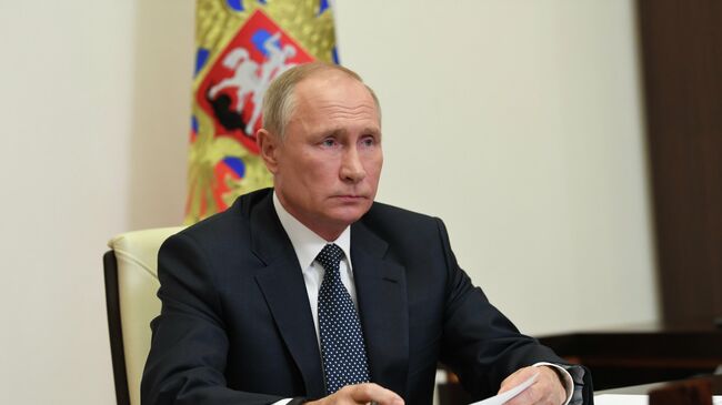 Президент РФ Владимир Путин проводит в режиме видеоконференции совещание по решению гуманитарных вопросов в районе Нагорного Карабаха