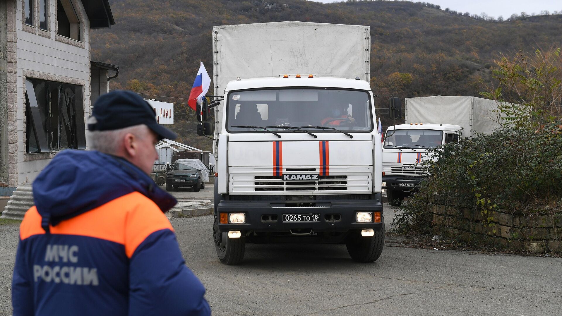 Первая колонна МЧС России с гуманитарным грузом прибыла в Степанакерт из Ростовской области - РИА Новости, 1920, 06.12.2020