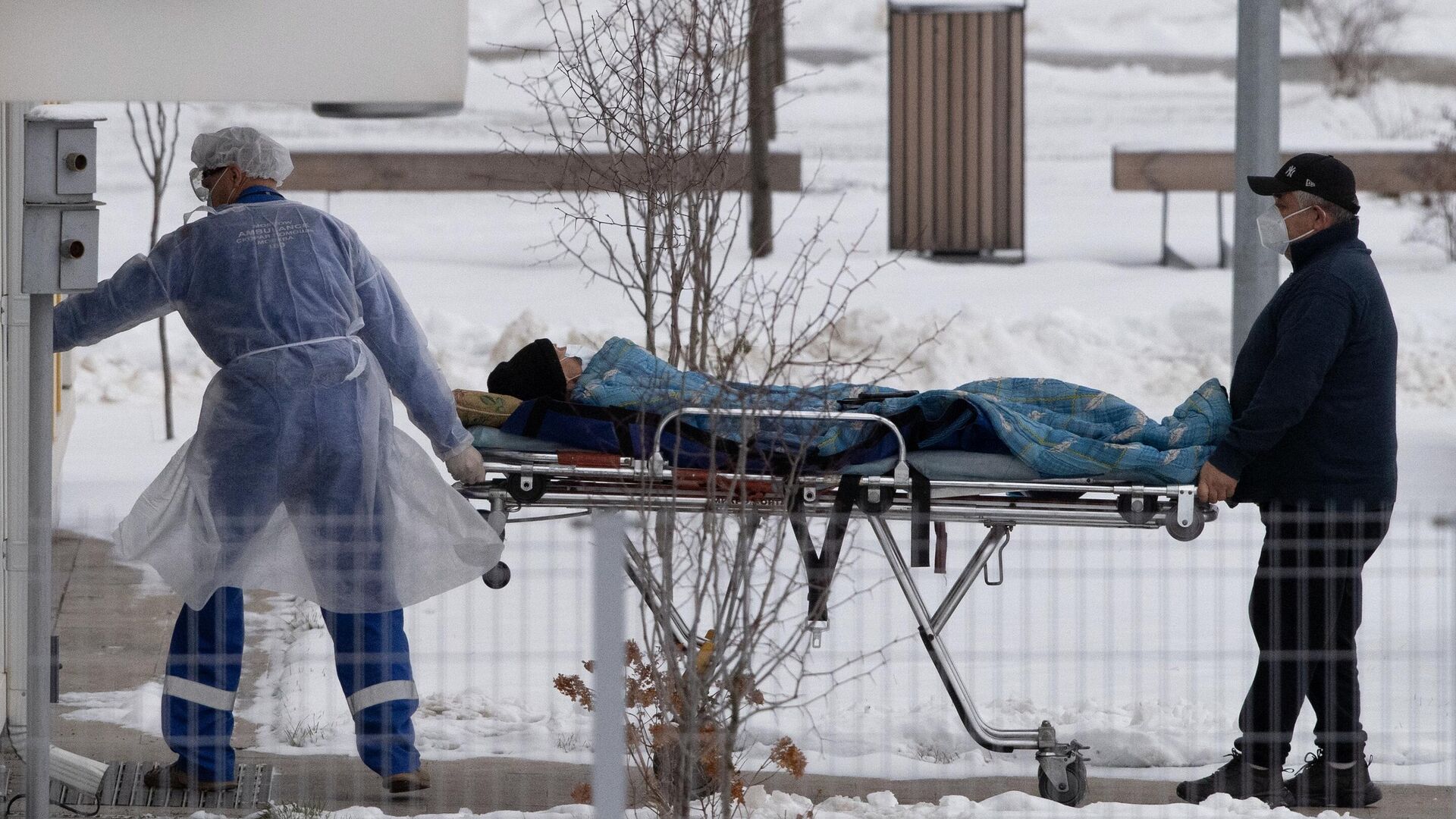 Бригада скорой медицинской помощи доставила пациента в карантинный центр в Коммунарке - РИА Новости, 1920, 27.11.2020