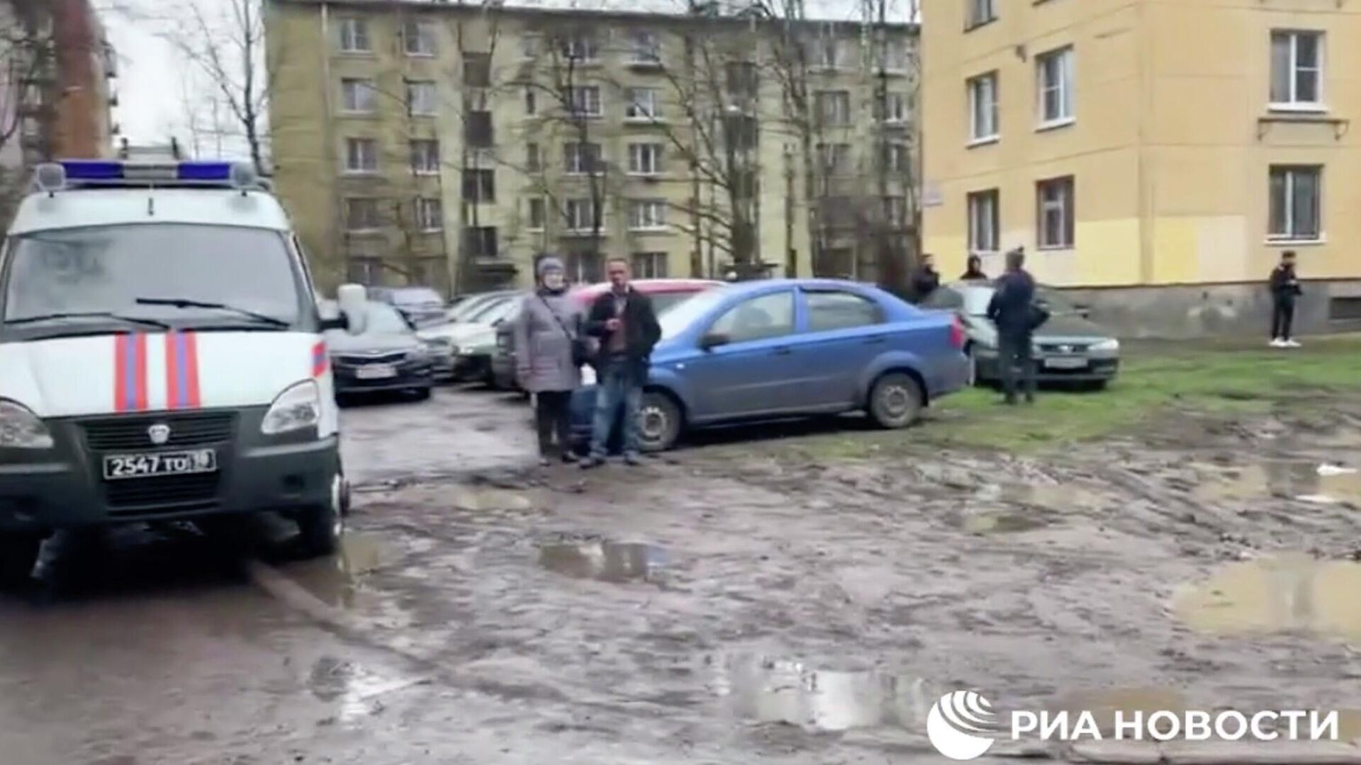 На месте захвата заложников в Колпино. Кадр видео - РИА Новости, 1920, 24.11.2020