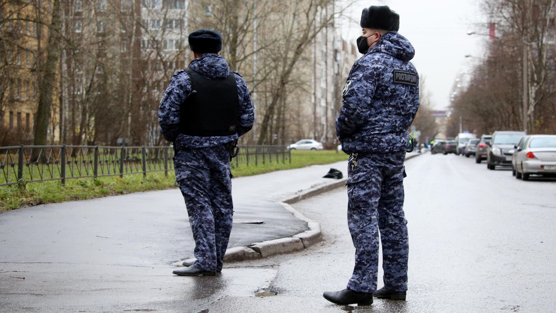 Сотрудники Росгвардии у жилого дома в городе Колпино Ленинградской области, где мужчина держит в заложниках детей в квартире - РИА Новости, 1920, 22.01.2021