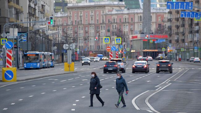 Люди перебегают Большую Дорогомиловскую улицу в Москве.