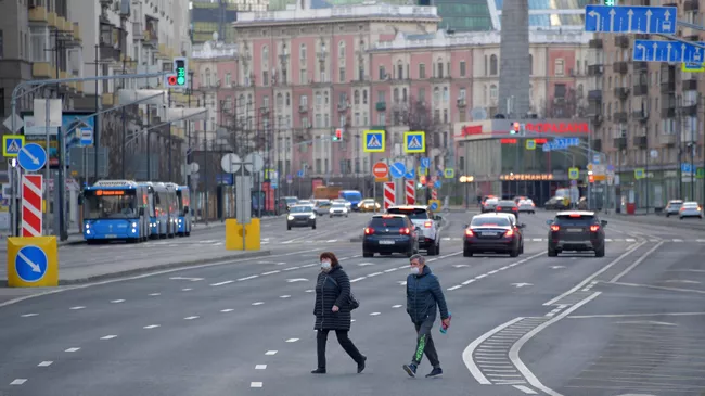 Люди перебегают Большую Дорогомиловскую улицу в Москве.