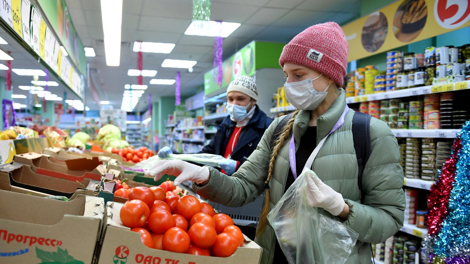 Волонтер Анастасия Кузнецова закупает продукты для пожилых людей в продуктовом магазине Москвы - РИА Новости, 1920, 02.12.2020