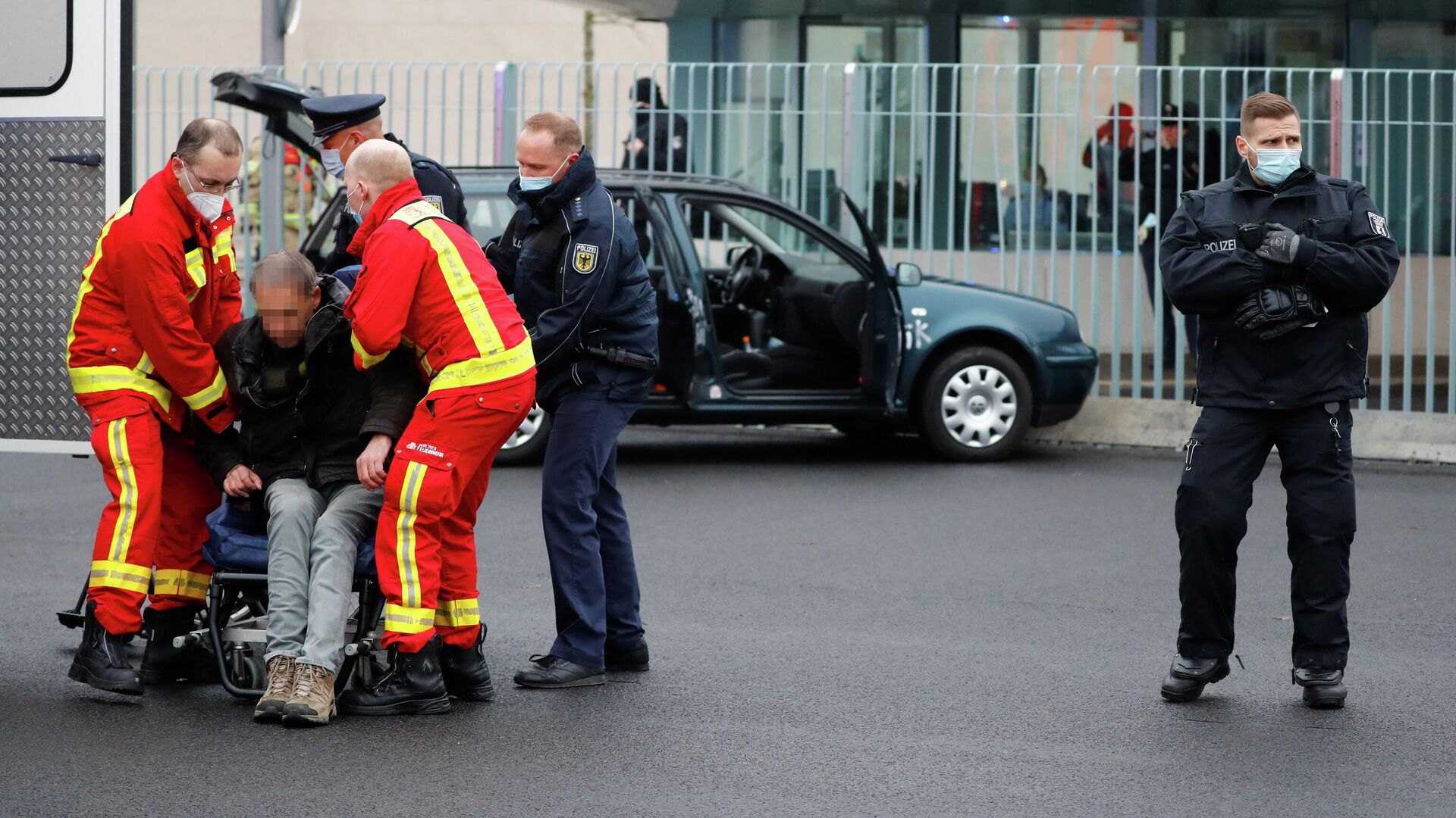 Водитель автомобиля, врезавшегося в ворота офиса Ангелы Меркель в центре Берлина - РИА Новости, 1920, 25.11.2020