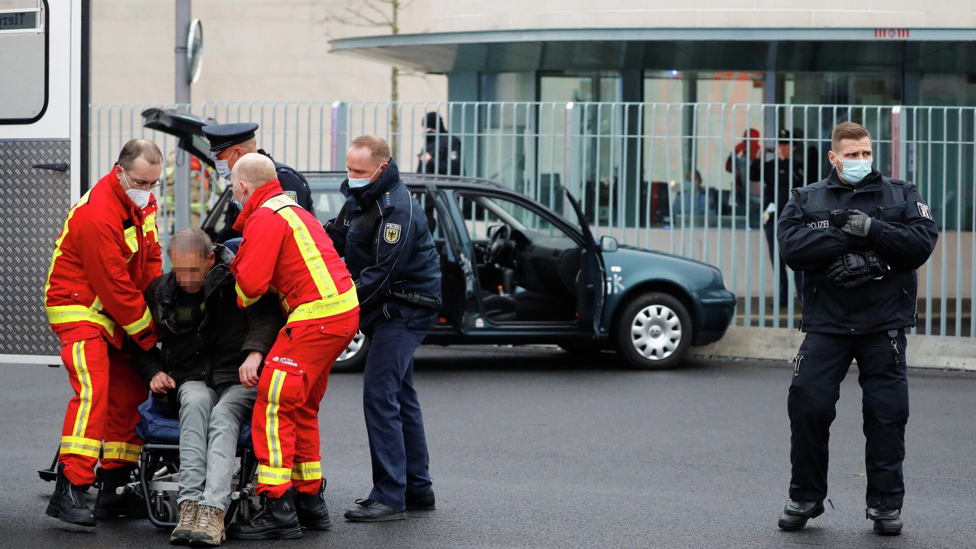 Водитель автомобиля, врезавшегося в ворота офиса Ангелы Меркель в центре Берлина - РИА Новости, 1920, 25.11.2020