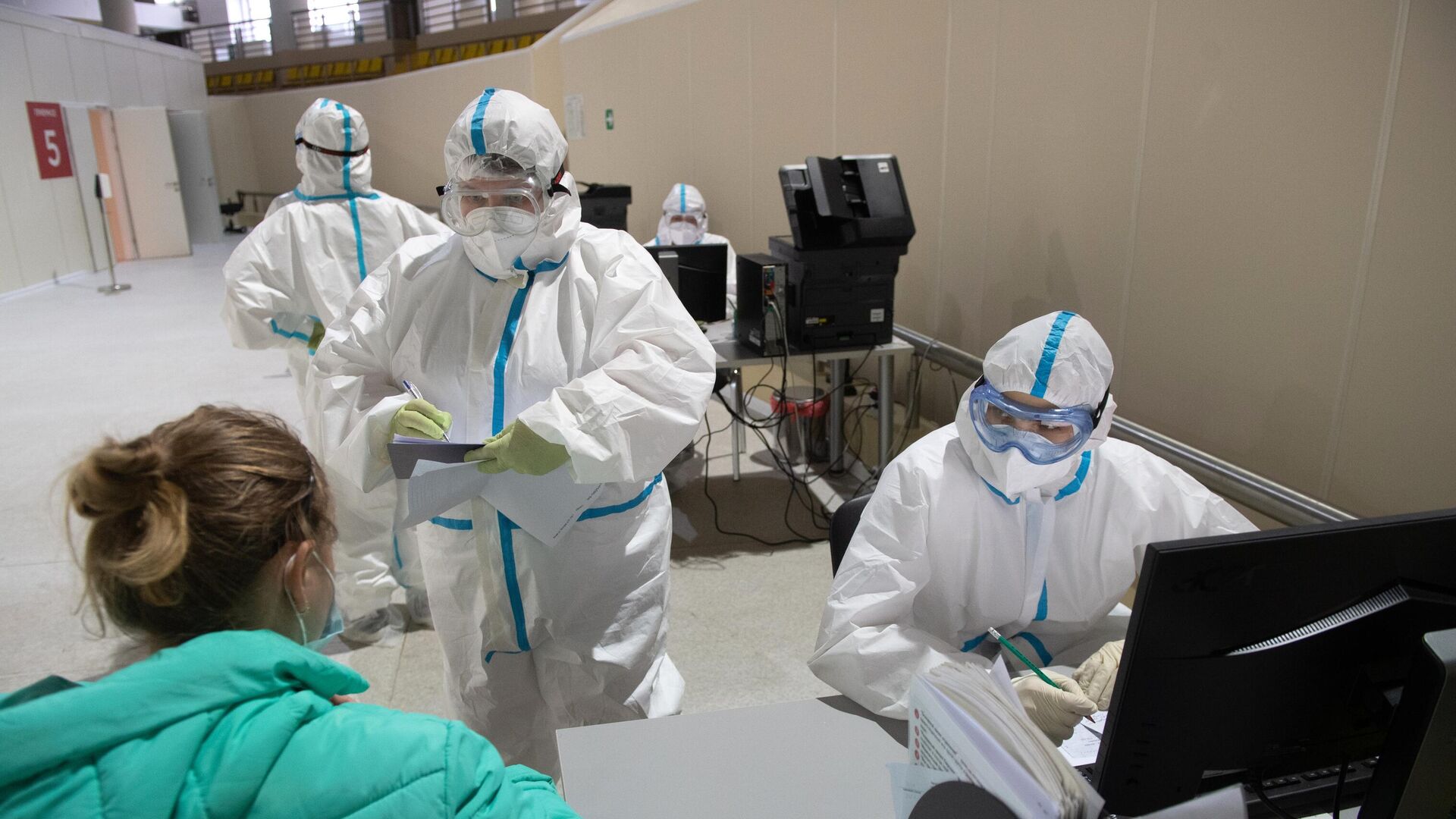 Медицинский работники приемного отделения осматривает пациентку во временном госпитале для пациентов с COVID-19, развернутом в ледовом дворце Крылатское - РИА Новости, 1920, 27.11.2020