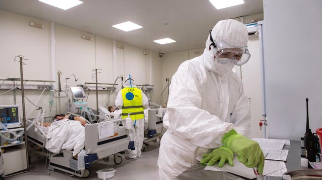 Медицинский работник отделения реанимации и интенсивной терапии во временном госпитале для пациентов с COVID-19, развернутом в ледовом дворце Крылатское