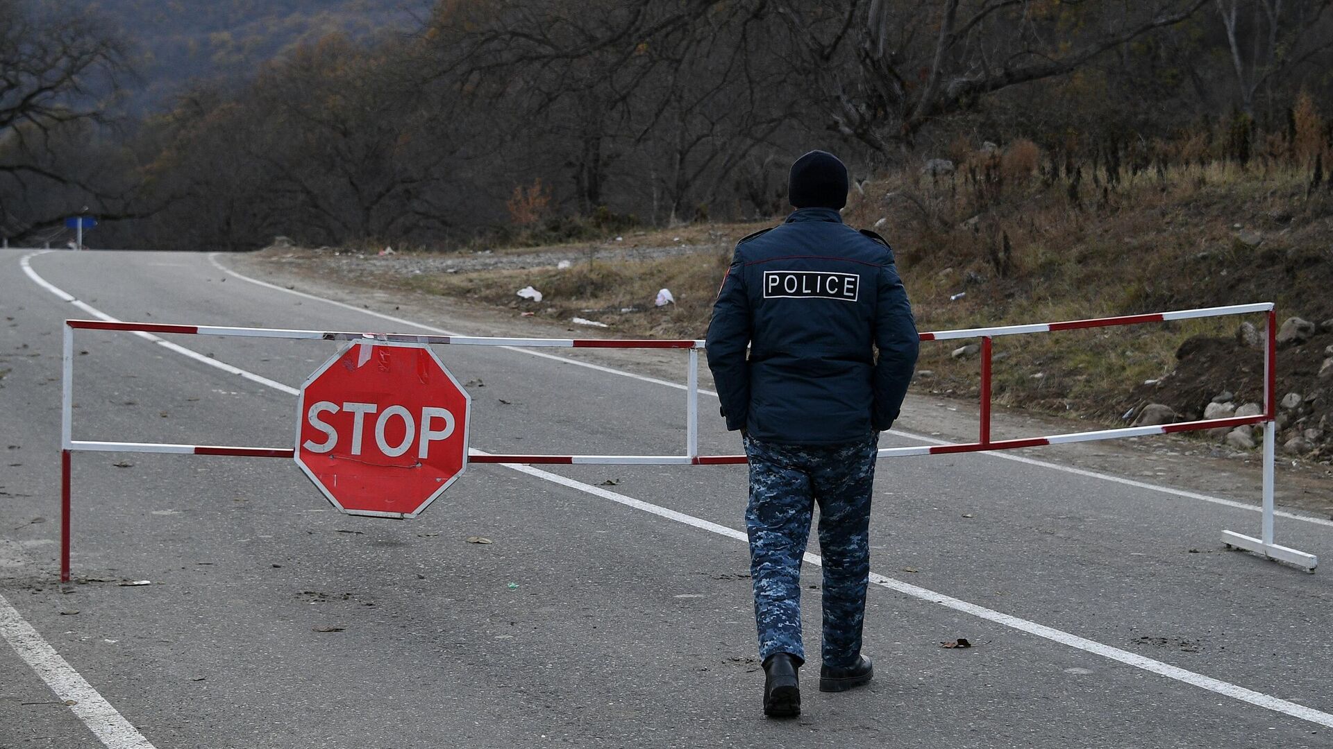 Полицейский возле контрольно-пропускного пункта на автомобильной дороге Варденис-Мартуни у населенного пункта Гетаван, Азербайджан - РИА Новости, 1920, 27.06.2021