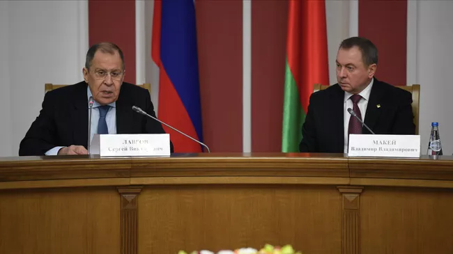 Министр иностранных дел России Сергей Лавров и министр иностранных дел Белоруссии Владимир Макей во время совместного заседания коллегий МИД РФ и Белоруссии в Минске