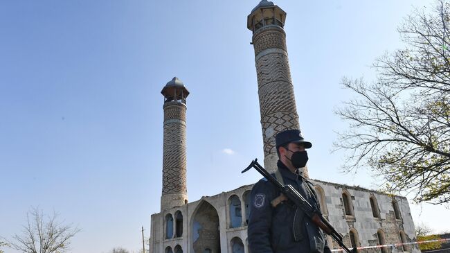 Азербайджанский полицейский у мечети Джума в Агдаме