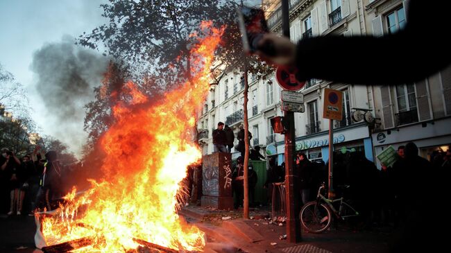 Во время демонстрации против Закона о глобальной безопасности в Париже