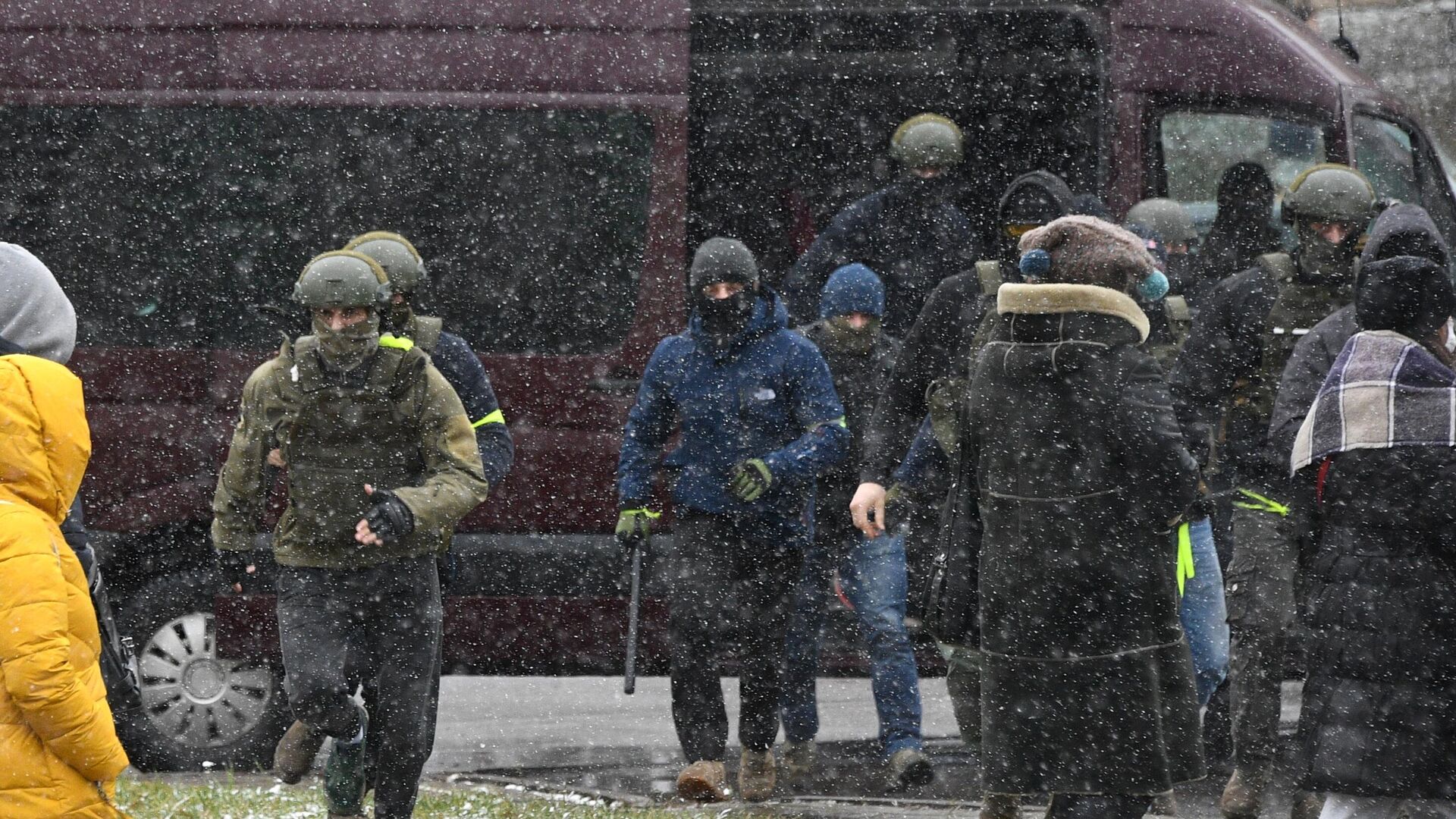 Сотрудник правоохранительных органов во время несанкционированной акции протеста Марш соседей в Минске - РИА Новости, 1920, 29.11.2020