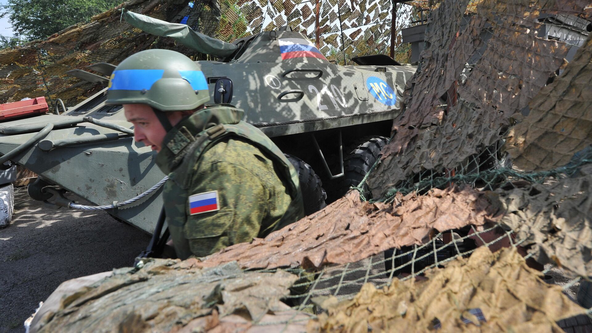 Российский миротворец на блокпосту, расположенном на въезде в город Бендеры - РИА Новости, 1920, 20.04.2024