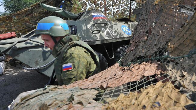 Российский миротворец на блокпосту, расположенном на въезде в город Бендеры