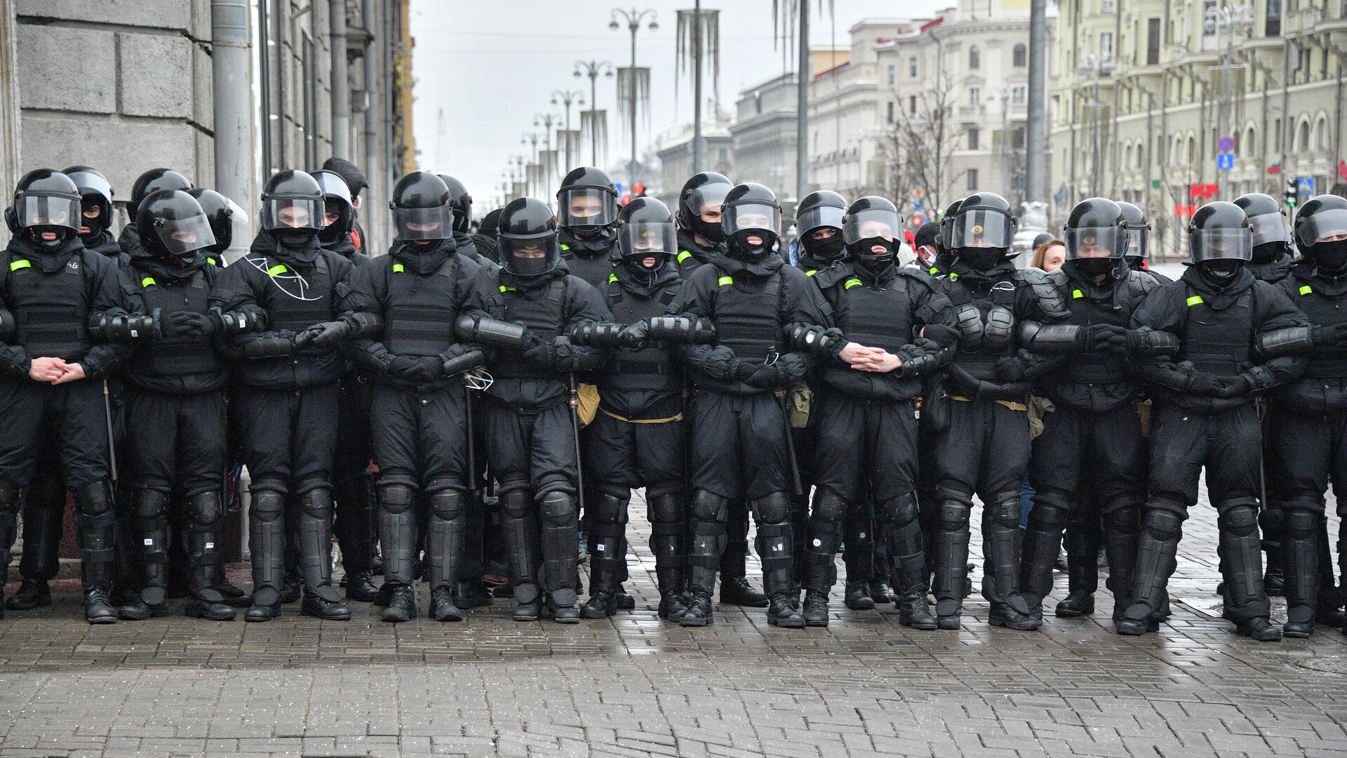 Сотрудники правоохранительных органов на акции протеста пенсионеров Марш мудрости в Минске - РИА Новости, 1920, 19.02.2021