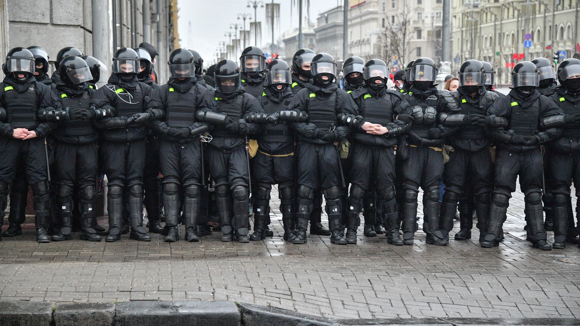 Сотрудники правоохранительных органов на акции протеста пенсионеров Марш мудрости в Минске - РИА Новости, 1920, 19.02.2021