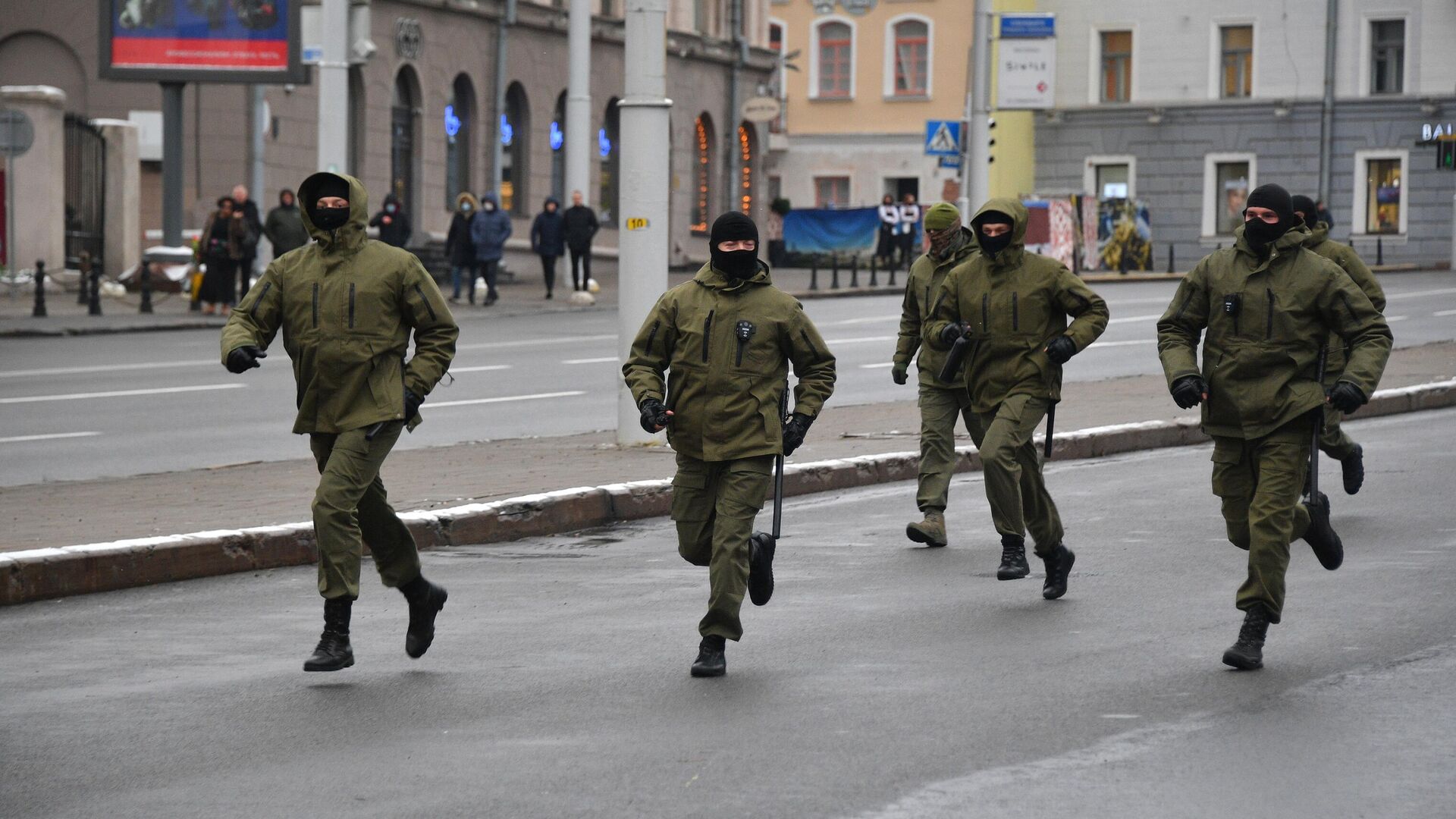 Сотрудники правоохранительных органов на акции протеста пенсионеров Марш мудрости в Минске - РИА Новости, 1920, 09.12.2020